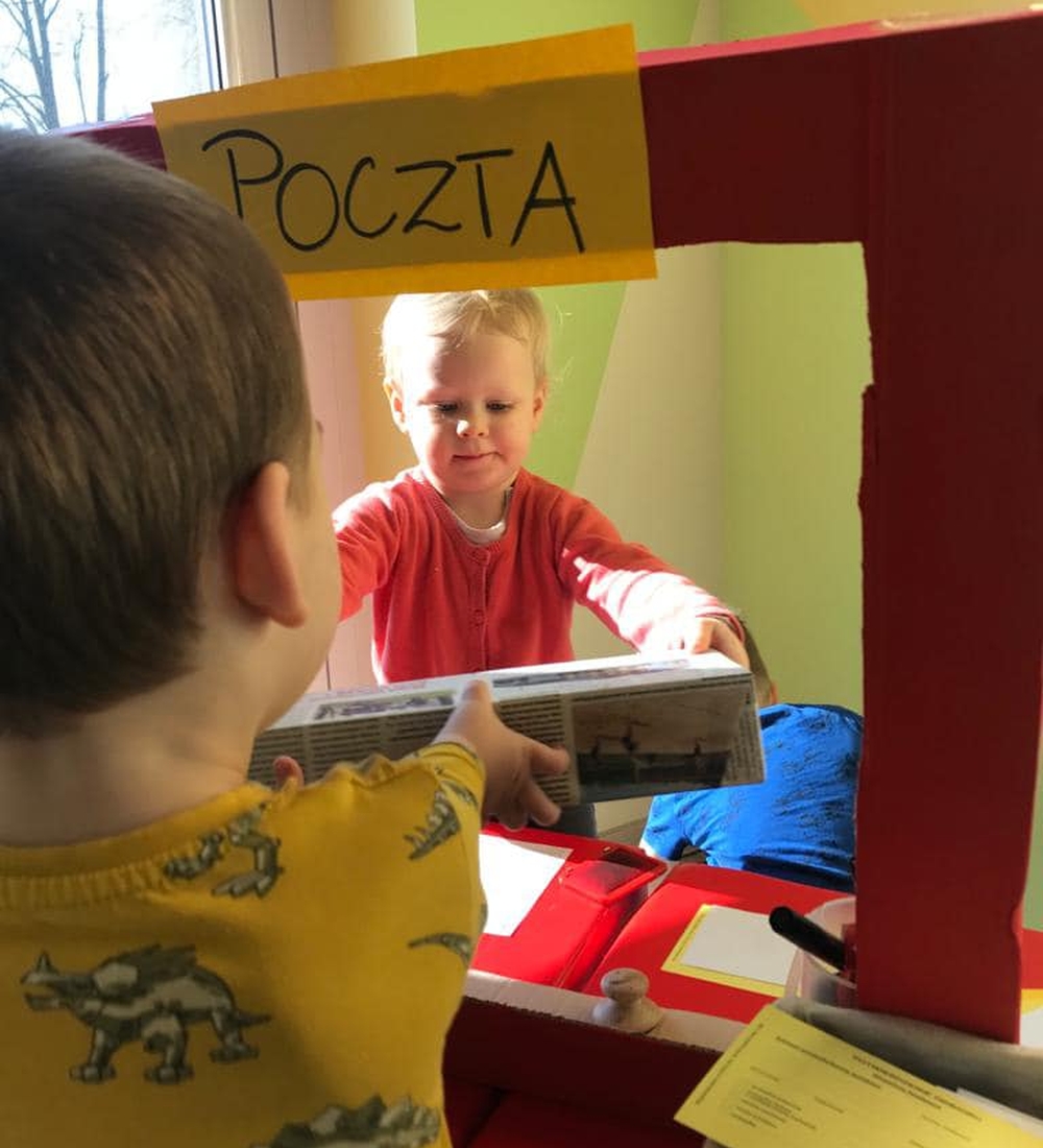 Dzień poczty - dzieci podczas zabawy