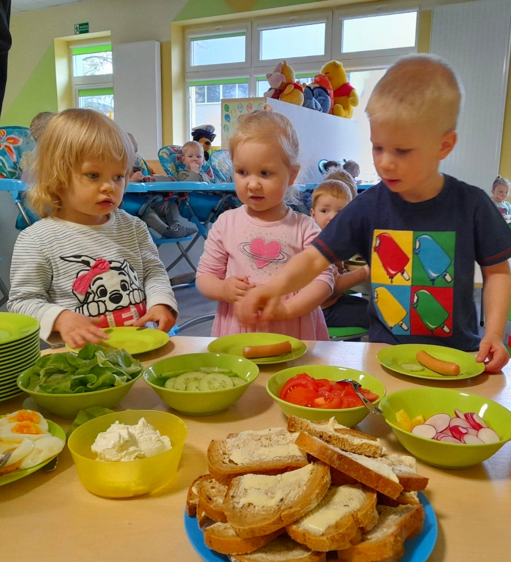 Dzieci wybierają jedzienie